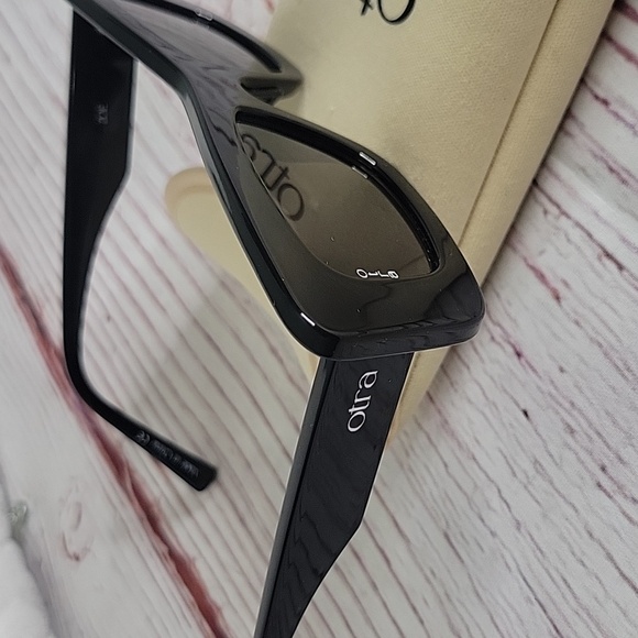 OTRA ZOE Black/Smoke Sunglasses - Picture 5 of 9